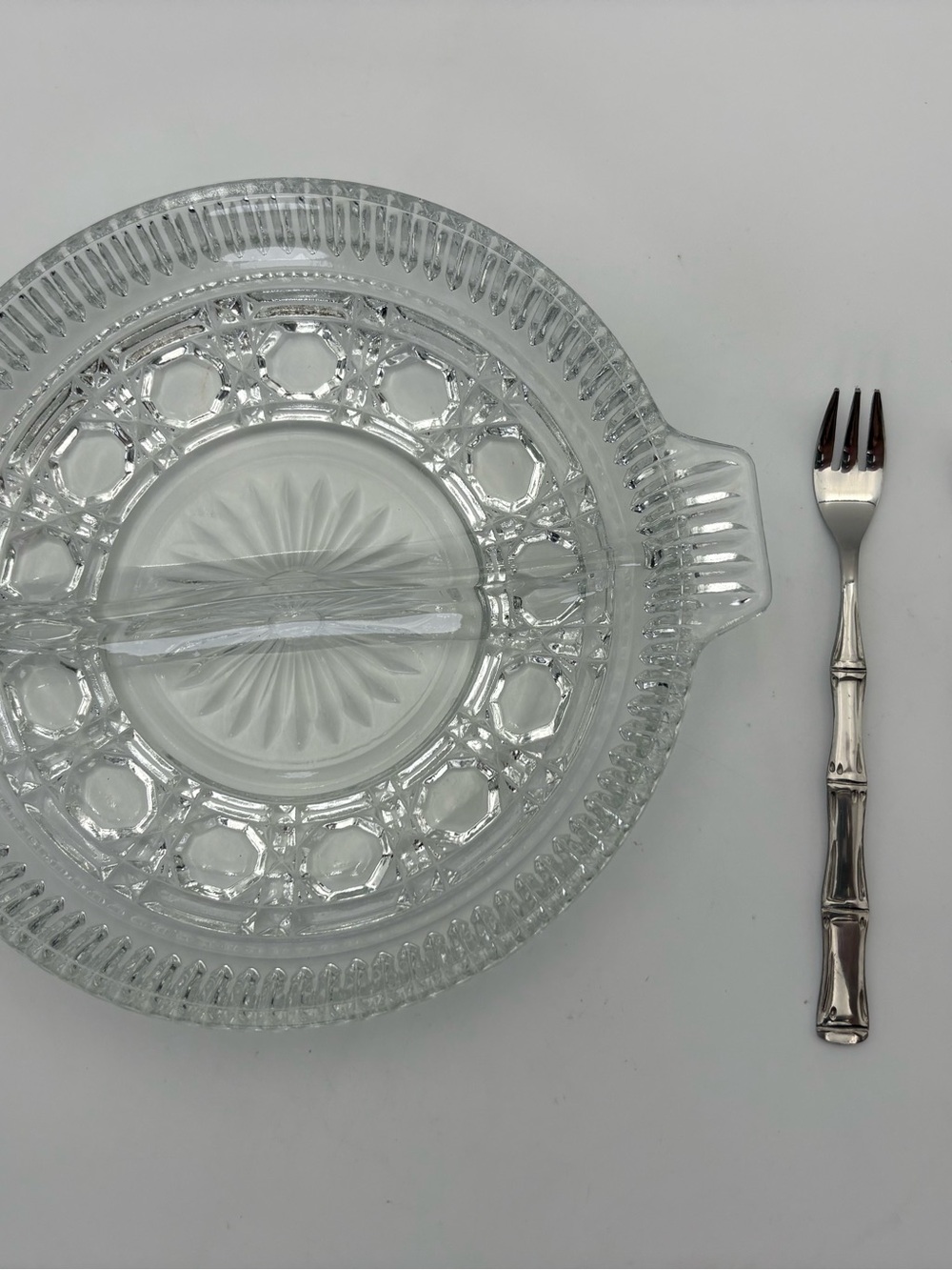 Vintage Federal Glass Windsor Pattern Divided Serving Bowl with Handle - 2 Forks - Picture 3 of 10